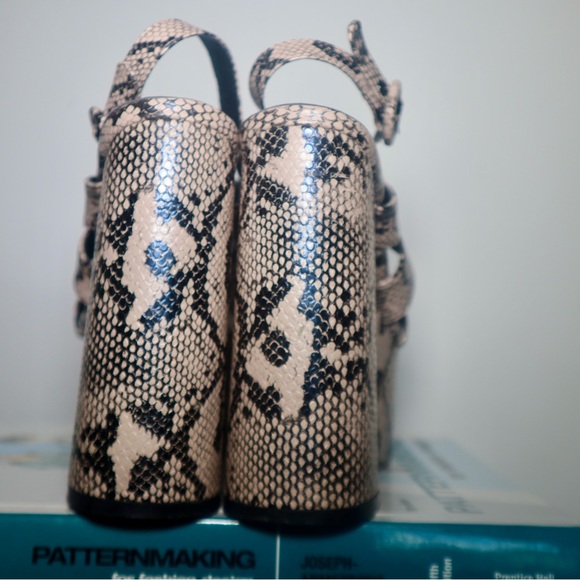 La Moda gray snake print platform heels - Picture 2 of 7